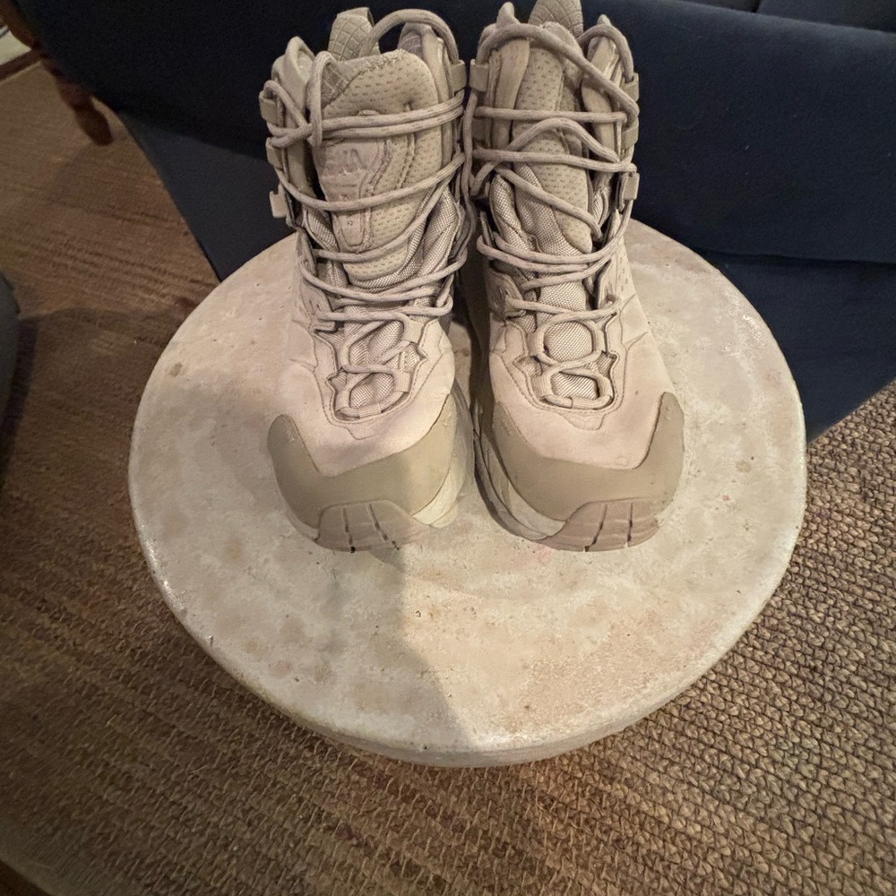 Hoka Women's Winter & Rain Boots - Beige. Size 7 and in great condition!